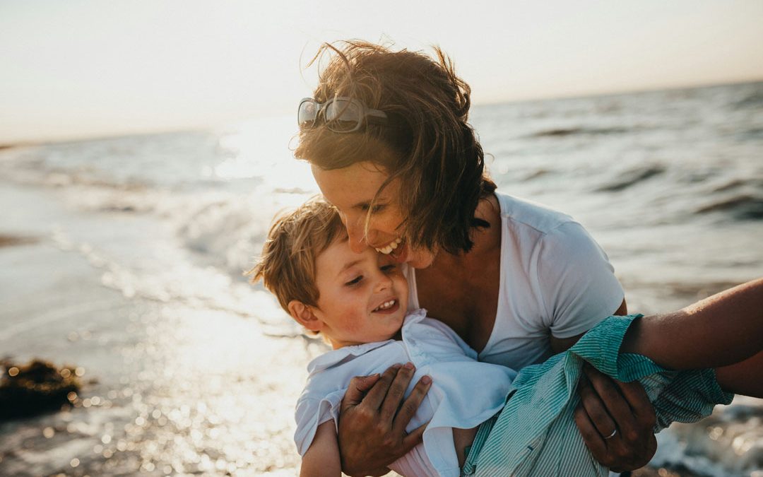mom-carrying-son-xavier-mouton-photographie-unsplash