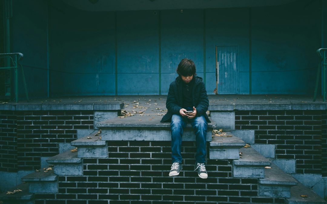 boy-with-smartphone-on-empty-old-dark-stage-gaelle-marcel-unsplash