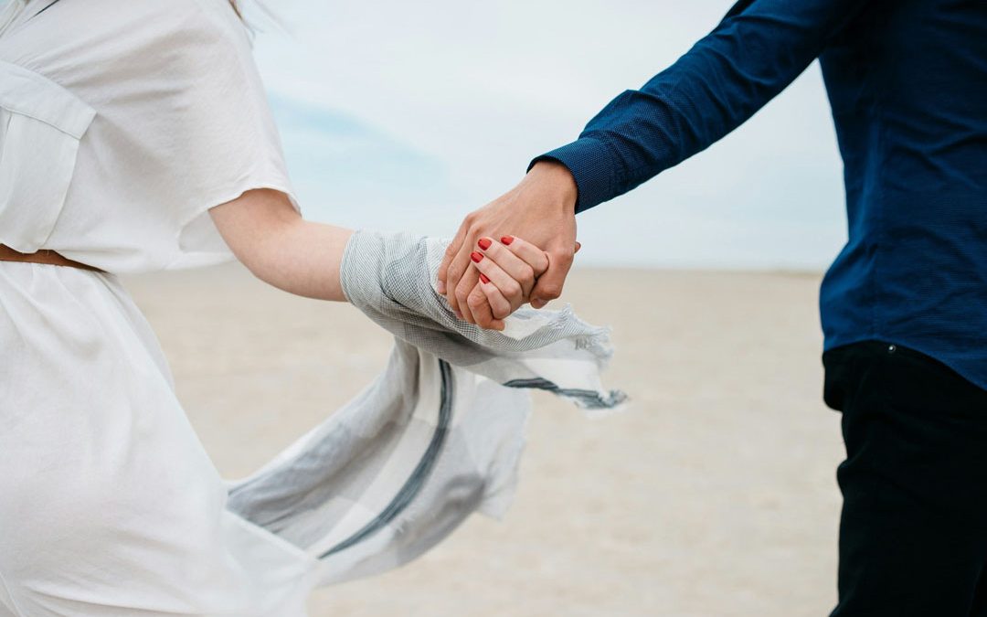couple-hold-hands-by-pablo-heimplatz-at-unsplash