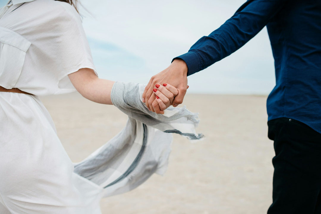 couple-hold-hands-by-pablo-heimplatz-at-unsplash
