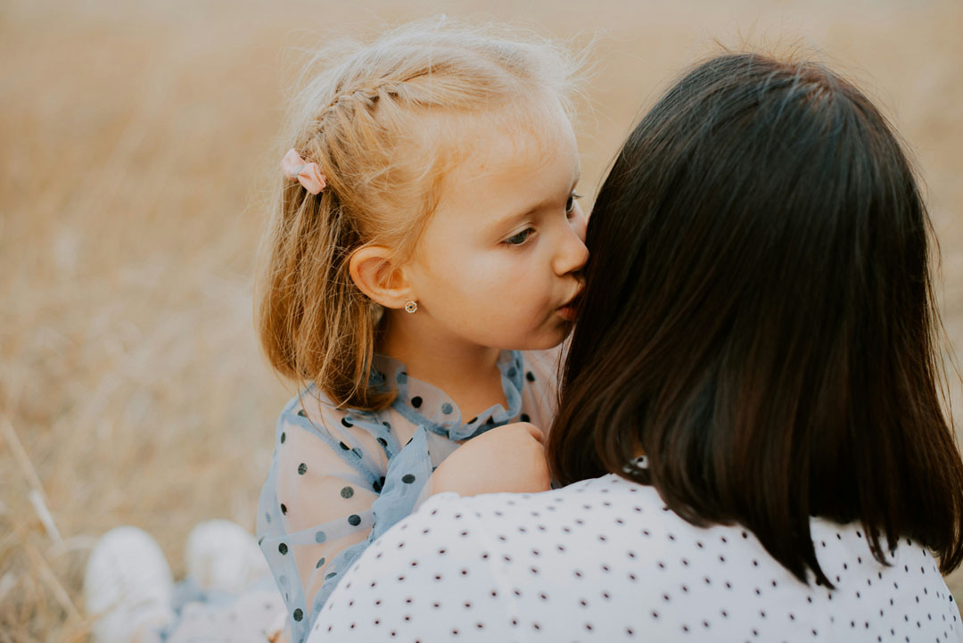 daugher-kissing-her-mom-by-kateryna-hliznitsova-at-unsplash