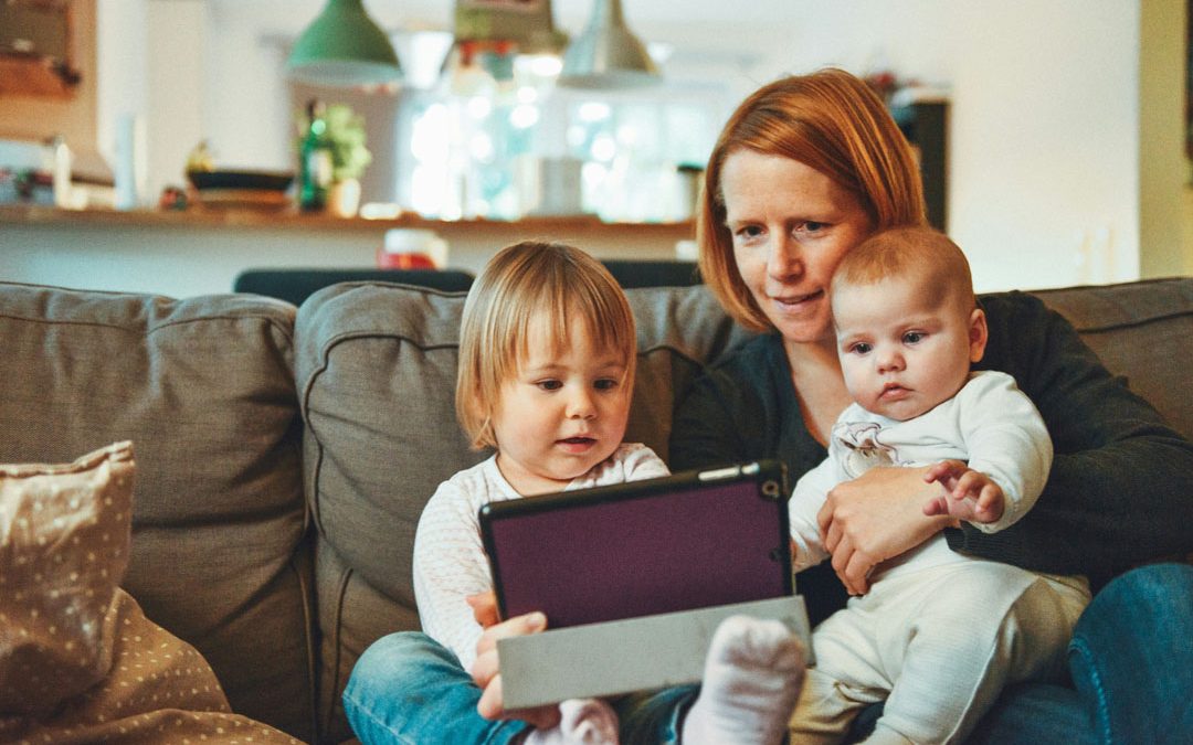 mom-children-screen-time-by-alexander-dummer-at-unsplash