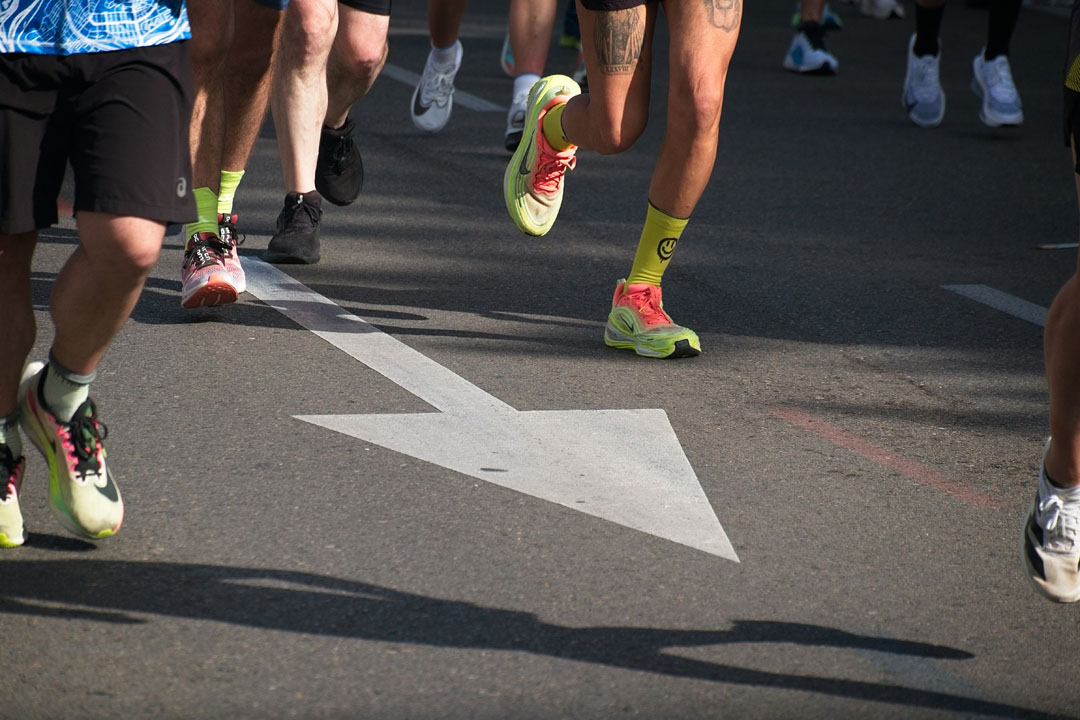 running-towards-finish-line-miguel-a-amutio-usplash